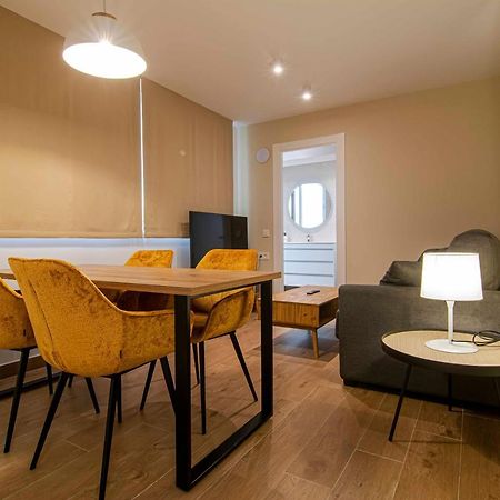 Apartamentos 1 Abril マラガ エクステリア 写真
