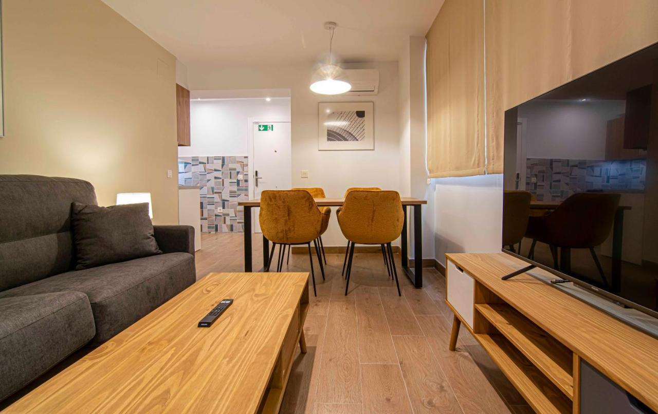 Apartamentos 1 Abril マラガ エクステリア 写真