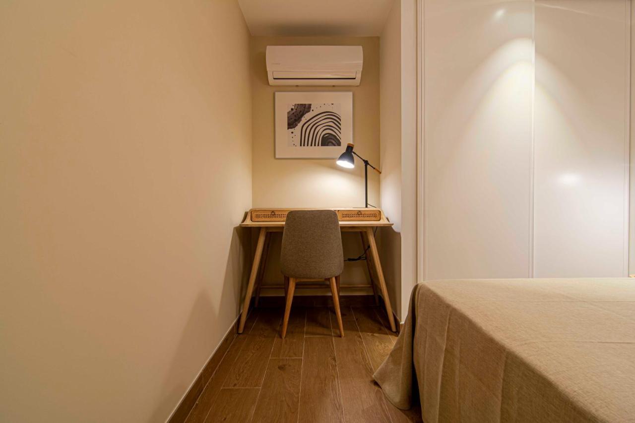 Apartamentos 1 Abril マラガ エクステリア 写真