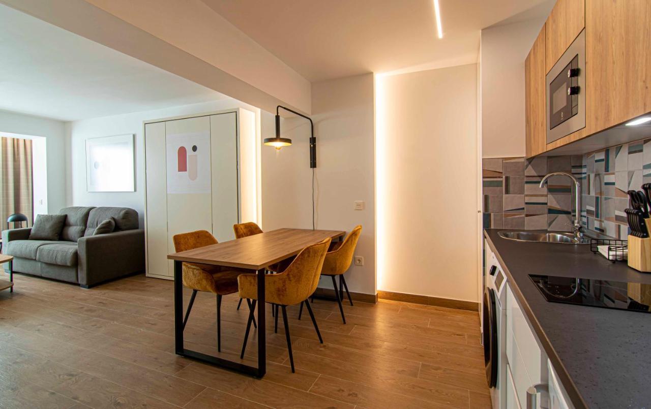 Apartamentos 1 Abril マラガ エクステリア 写真