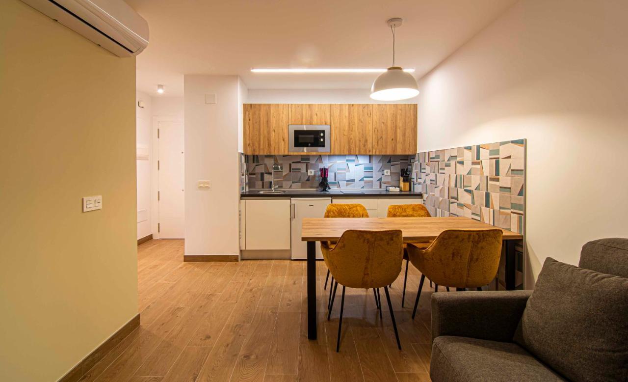 Apartamentos 1 Abril マラガ エクステリア 写真