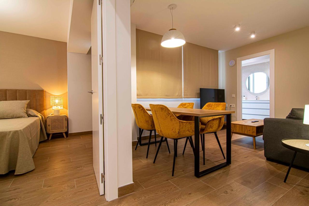 Apartamentos 1 Abril マラガ エクステリア 写真