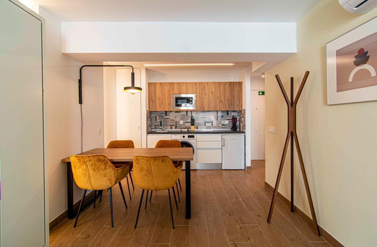 Apartamentos 1 Abril マラガ エクステリア 写真