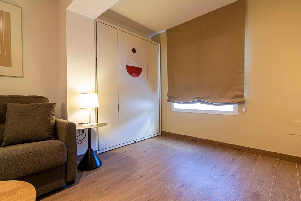 Apartamentos 1 Abril マラガ エクステリア 写真