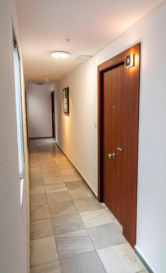Apartamentos 1 Abril マラガ エクステリア 写真