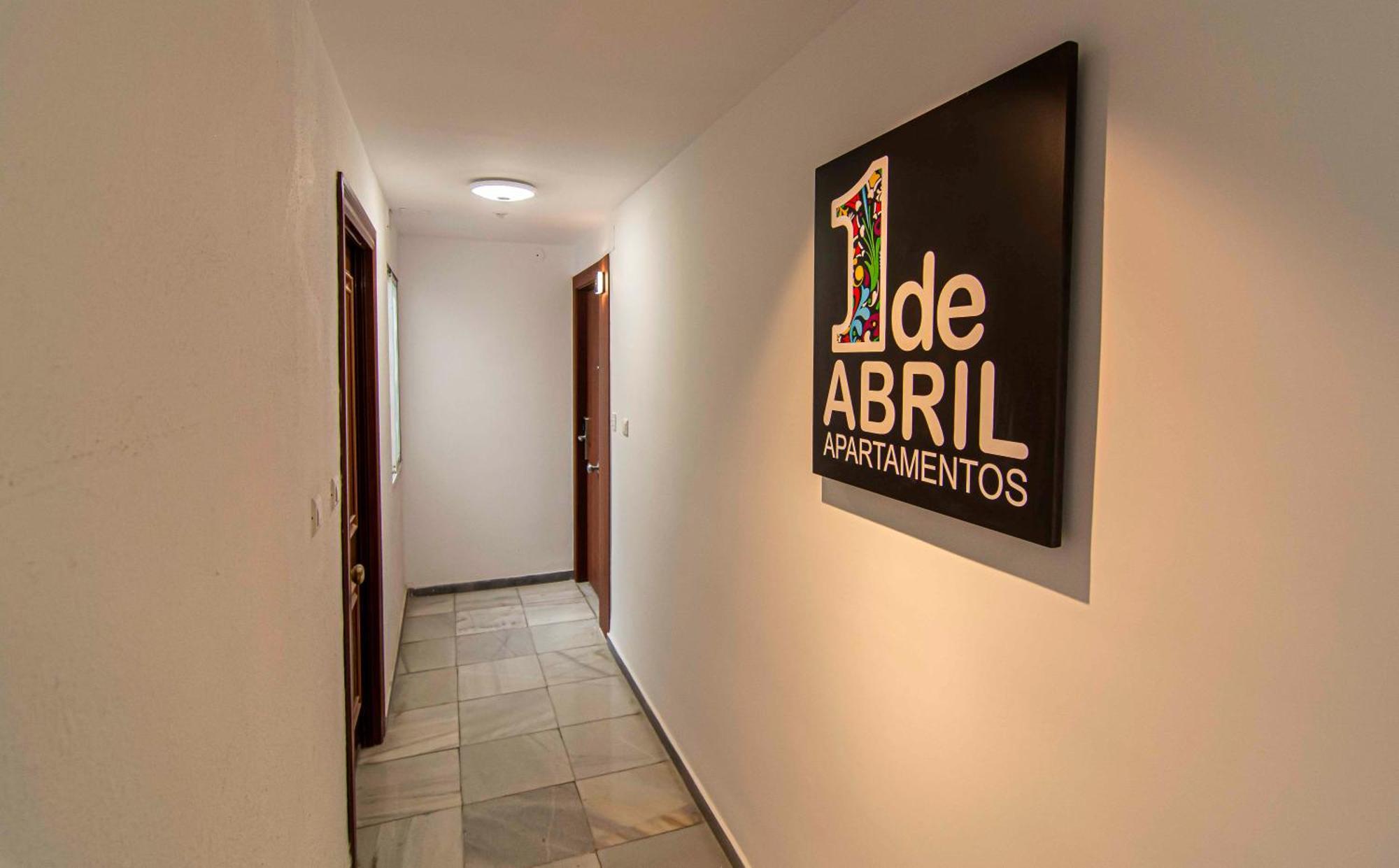 Apartamentos 1 Abril マラガ エクステリア 写真